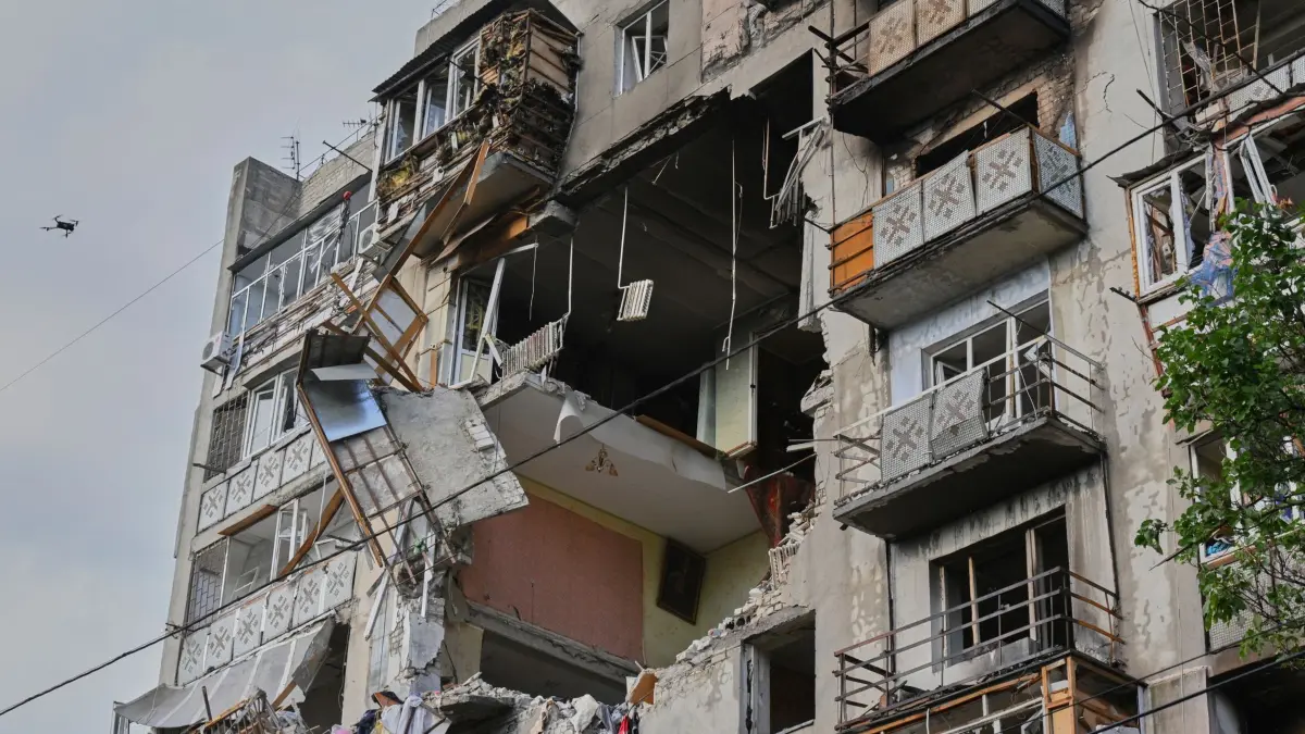 Ukraine-Krieg - Odessa: ARCHIV - 24.07.2025, Ukraine, Odesa: Ein Wohnhaus wurde bei einem russischen Drohnenangriff beschädigt. (zu dpa: «EU überweist weitere Milliarden-Finanzhilfe an die Ukraine») Foto: Michael Shtekel/AP/dpa +++ dpa-Bildfunk +++