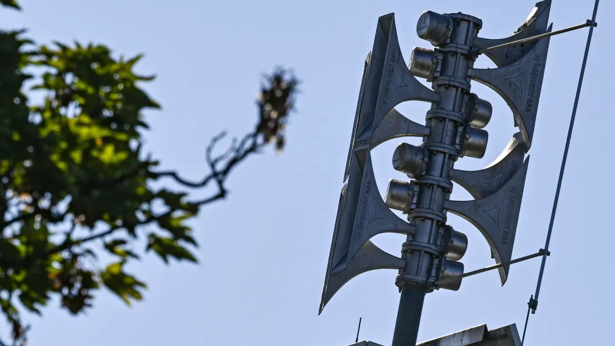 Bundesweiter Warntag 2025: 11.09.2025, Berlin: Eine Warnsirene steht auf einem Dach. Der Bundesweite Warntag ist ein gemeinsamer Aktionstag von Bund, Ländern und Kommunen. Er dient der Erprobung der Warnsysteme. (zu dpa: «Sirenen heulen auch im Saarland – «Wertvolle Erkenntnisse»») Foto: Jens Kalaene/dpa +++ dpa-Bildfunk +++