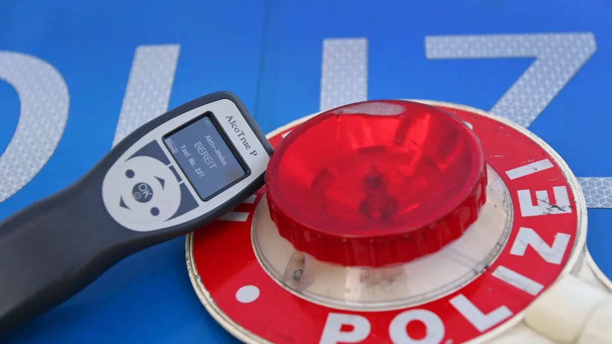 Themenbild,Symbolfoto Alkoholkontrolle, Ein Alkomat,Alkoholtester vor Polizeikelle,Kelle. *** Theme picture,Symbol photo alcohol control, A breathalyzer,breathalyzer in front of police trowel,trowel