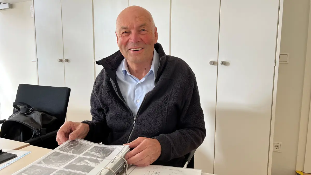 Kurt Löchner aus Wolpertshausen hat vor 50 Jahren sein Bauingenieur-Diplom gemacht. Bild 1: Schon als 7- und 8-Jährige sind Kurt Löchner (links) und sein Bruder Karl auf Wunsch des Stiefvaters auf einem Kinderfest in Wolpertshausen in Zimmermannskluft aufgetreten. Später haben beide Zimmermann gelernt. Bild 2: Die Deckenkonstruktion eines Gebäudes der Universität Weihenstephan hat Kurt Löchner geplant und statisch berechnet. Bild 3: Stolz blättert Kurt Löchner in einem dicken Ordner, in dem er Informationen, Texte und Bilder zu seinen Bauprojekten gesammelt hat. Bild 4: 1994 hat Firmenchef Kurt Schaffizel für den Sulzdorfer Friedhof einen Glockenturm gespendet. Er hat Kurt Löchner dafür nach Bad Füssing geschickt, weil ihm der Glockenturm der dortigen Heilig-Geist-Kirche besonders gut gefallen hat. Kurt Löchner sollte einen ähnlichen Turm für Sulzdorf konstruieren, aber natürlich in Holzbauweise, weil die Firma Schaffizel eine Holzbau-Firma ist.