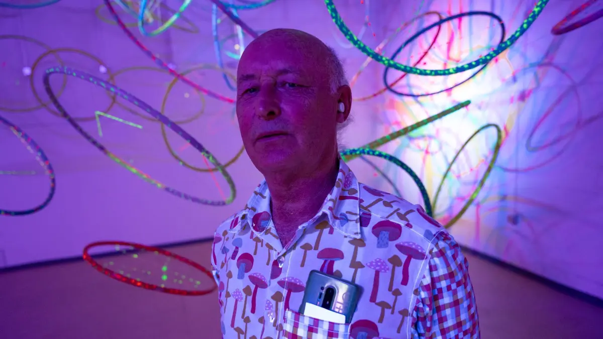 Vernissage der Ausstellung 50 Jahre Serge Le Goff in der Mensa Shedhalle, Serge Le Goff in seinem Kunstwerk bei Schwarzlicht