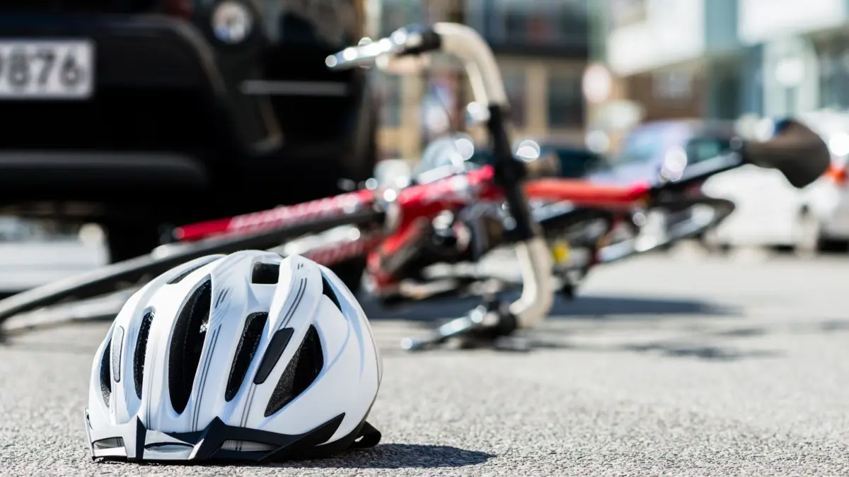 Radfahrer Fahrrad Unfall Fahrradunfall Radhelm Fahrradhelm Symbolfoto