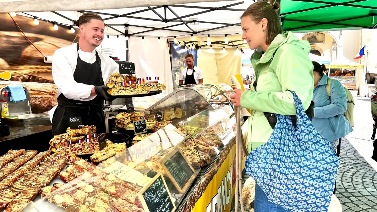 Französischer Markt in Rottenburg, links Bäcker Thomas Cordey