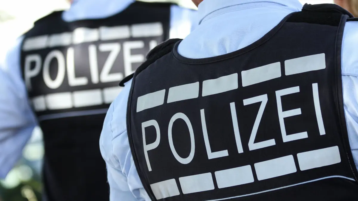 ARCHIV - 30.07.2016, Baden-Württemberg, Reutlingen: ILLUSTRATION - In Polizei-Westen gekleidete Polizisten stehen in der Stadt. (zu dpa: «Vier Verdächtige einer mutmaßlichen Diebesbande festgenommen») Foto: Silas Stein/dpa +++ dpa-Bildfunk +++