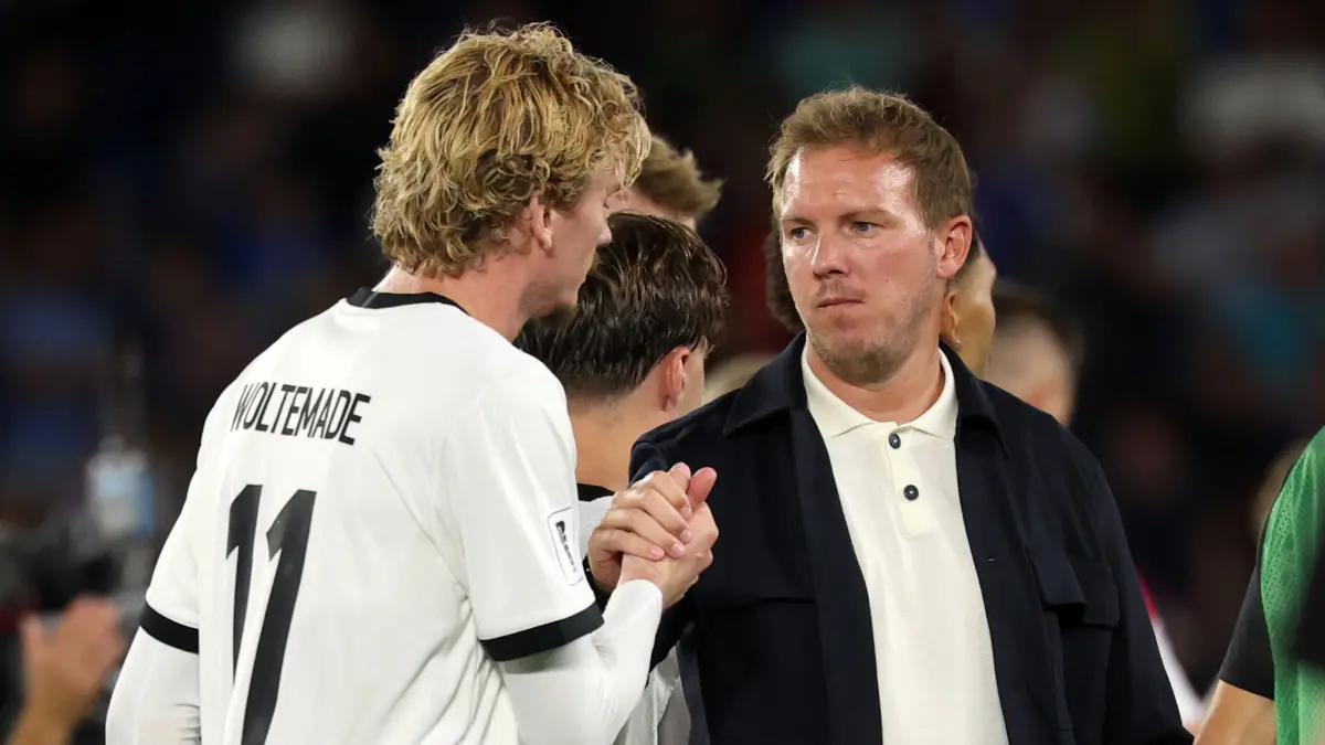 Nick Woltemade und Julian Nagelsmann: ARCHIV - 04.09.2025, Slowakei, Bratislava: Fußball: WM-Qualifikation Europa, Slowakei - Deutschland, Gruppenphase, Gruppe A, 1. Spieltag, Narodny Futbalovy Stadion, Bundestrainer Julian Nagelsmann (r, Deutschland) spricht mit Nick Woltemade (Deutschland) nach dem verlorenen Spiel. (zu dpa: «Woltemade: So erlebte der Stürmer den Wechsel-Wirbel») Foto: Christian Charisius/dpa +++ dpa-Bildfunk +++