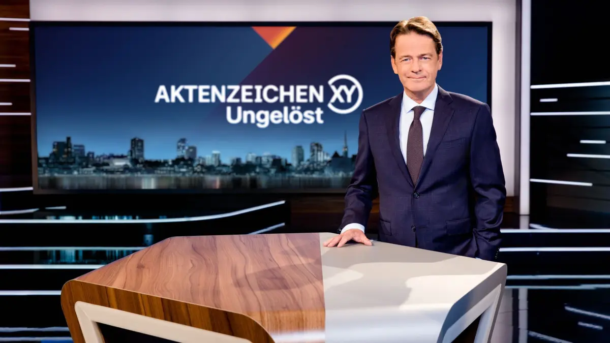 „Aktenzeichen XY... Ungelöst“ - Moderator Rudi Cerne: HANDOUT - 30.06.2025, Bayern, München: «Aktenzeichen XY... Ungelöst»-Moderator Rudi Cerne steht im Studio und lächelt in die Kamera (undatiertes Handout). (zu dpa: ««Cold Cases»: NRW-Ermittler bei «XY... Ungelöst»») Foto: Nadine Rupp/ZDF/dpa +++ dpa-Bildfunk +++