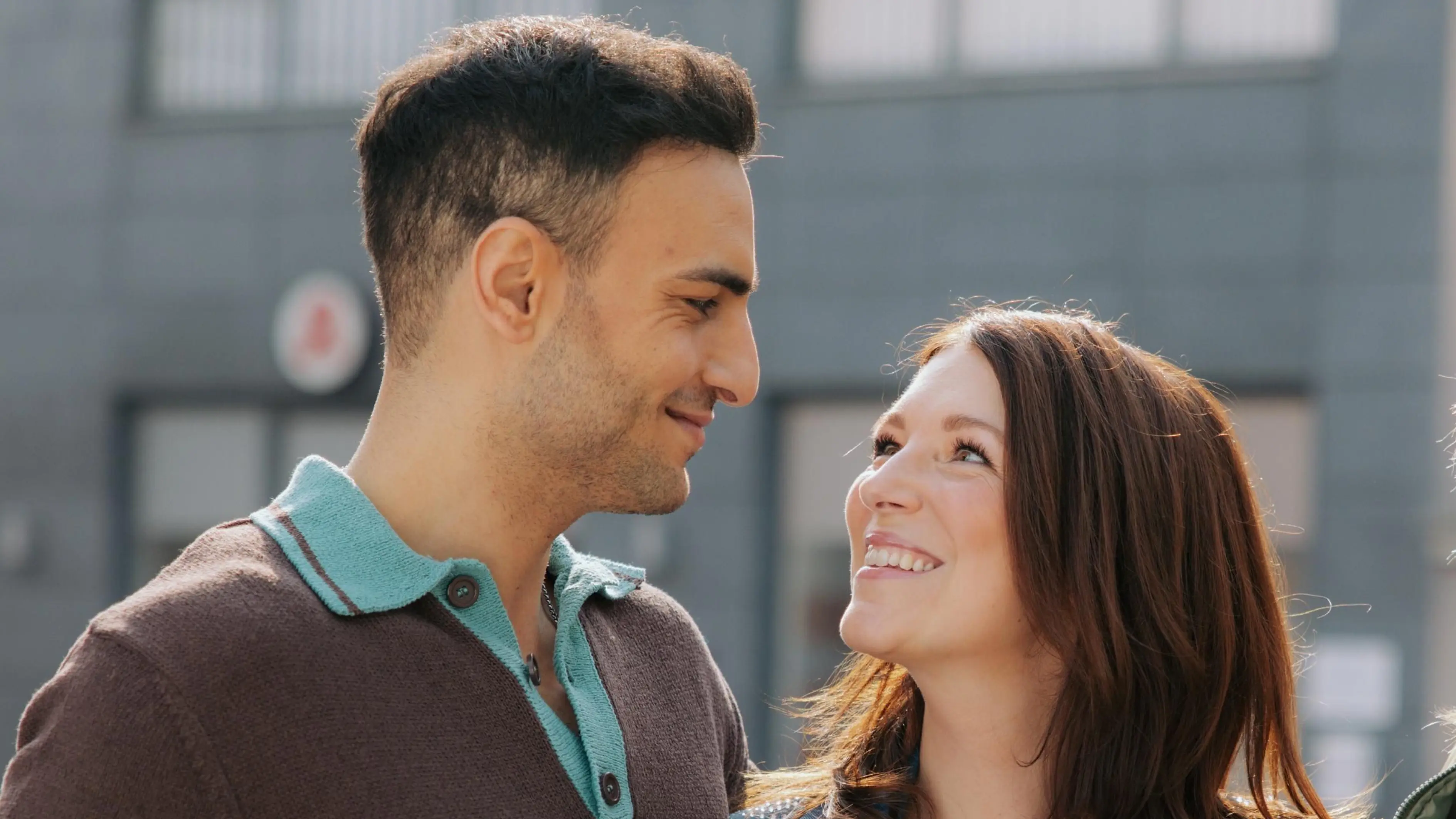 Nihat (Timur Ülker) und Lilly (Iris Mareike Steen) nähern sich wieder an.