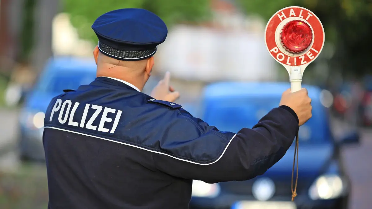 ARCHIV - So, bitte mal rechts ranfahren: Auch bei einer normalen Verkehrskontrolle fühlen sich manche unwohl - wie verhalten sich Autofahrerinnen und Autofahrer richtig? Foto: Peter Gercke/dpa/dpa-tmn - Honorarfrei nur für Bezieher des dpa-Themendienstes +++ dpa-Themendienst +++