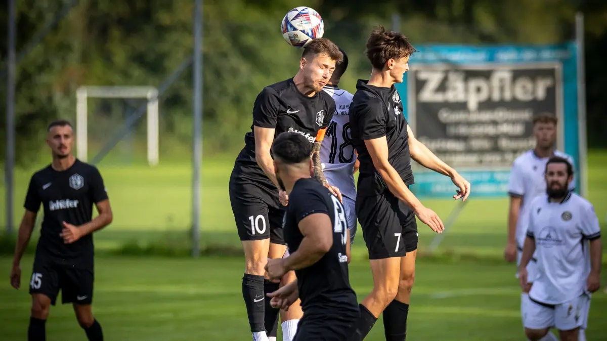 Fußball, Donau/Iller, Bezirksliga, SGM Senden/Ay (schwarz) gegen SGM Aufheim/Holzschwang (weiß) Nr 18 weiß - Nr 10 schwarz und Nr 7