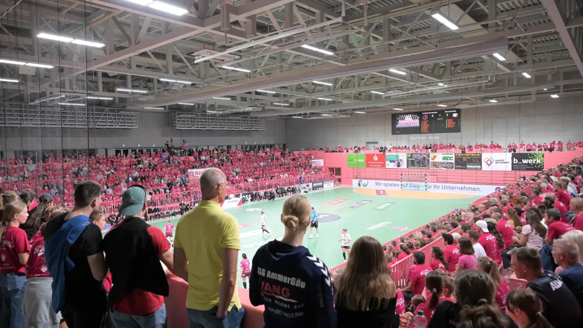 TusSies Metzingen vs. BSV Sachsen Zwickau, Handball, Alsco HBF, 3.Ligaspieltag, Saison 2025/2026, 13.09.2025: das neue Wohnzimmer der TusSies Metzingen denn in dieser Saison heist die Pink Hoellen Paul-Horn-Arena und nicht Oeschhalle
TusSies Metzingen vs. BSV Sachsen Zwickau, Handball, Alsco HBF, 3.Ligaspieltag, Saison 2025/2026, 13.09.2025
Foto: Eibner-Pressefoto/Tobias Baur
