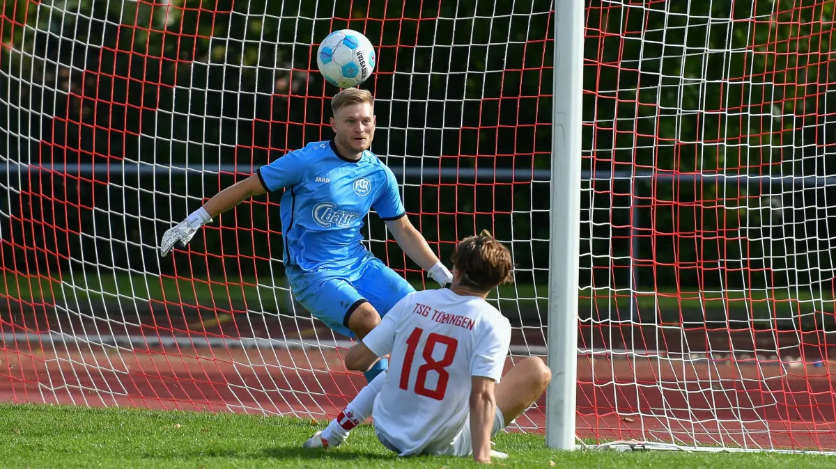 FC Rottenburg vs. TSG Tuebingen, Fussball, Verbandsliga Wuerttemberg, 7. Spieltag, Saison 2025/2026, 13.09.2025: Matthias Thomas Gampert (TSG Tuebingen, #18) kann den Ball nicht im Tor unterbringen, Julian Haefner (FC Rottenburg, #26) im Tor
FC Rottenburg vs. TSG Tuebingen, Fussball, Verbandsliga Wuerttemberg, 7. Spieltag, Saison 2025/2026, 13.09.2025,
Foto: Eibner-Pressefoto/Ralph Kunze