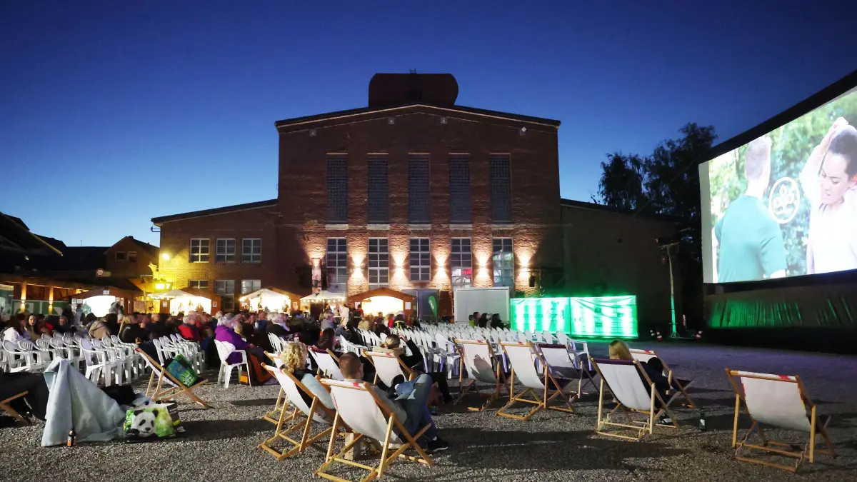 Premiere für das Metzinger Open-Air-Kino: Erstmals am neuen Standort in der Motorword, hat die Gemeinschaftsaktion von MMT, Luna und Skizunft gleich den besucherstärksten Tag in der Geschichte der Veranstaltung vermeldet.
