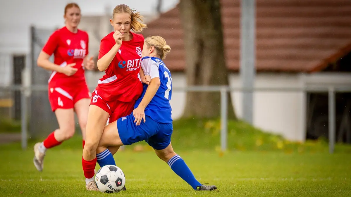 Fußball, Donau/Iller: Frauen Verbandsliga Auftakt SV Jungingen (rot) gegen SG Altheim (blau) - Nr 11 Blau Nr 8 Rot