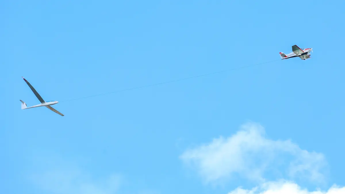 Segelflieger wird nach oben geschleppt - Schmuckbild Segelflugzeig an der Schnur Robin DR-400/180R Remorqueur d-eekr und Arcus T D-KHOT