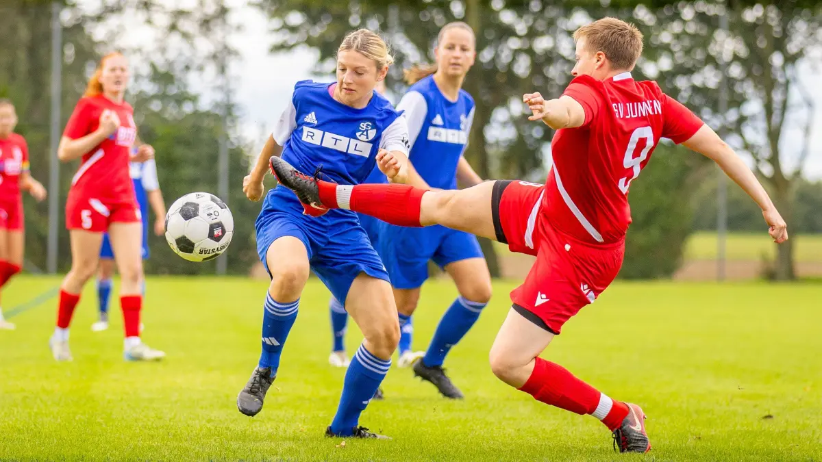 Fußball, Donau/Iller: Frauen Verbandsliga Auftakt SV Jungingen (rot) gegen SG Altheim (blau) - Nr 11 Blau Nr 9 Rot