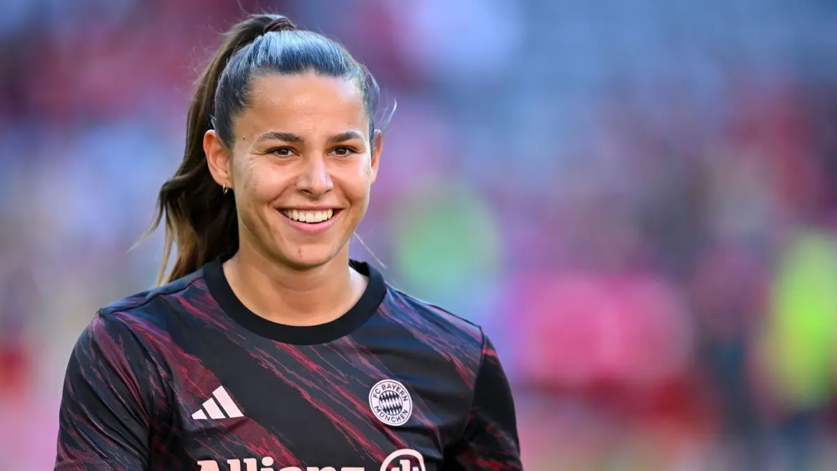 Lena Oberdorf: ARCHIV - 06.09.2025, Bayern, München: Fußball, Frauen: Bundesliga, Bayern München - Bayer Leverkusen, 1. Spieltag in der Allianz Arena. Lena Oberdorf (Bayern München) wärmt sich auf. (zu dpa: «Bayerns Oberdorf feiert Startelf-Debüt mit Doppelpack») Foto: Sven Hoppe/dpa +++ dpa-Bildfunk +++