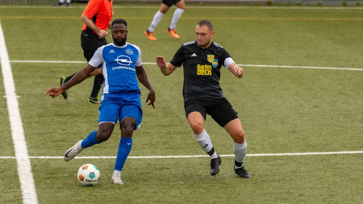 TSV Lustnau I vs. SGM Poltringen/Pfäffingen I, Fussball, Kreisliga A3, Spieltag 5, 2025/2026, 14.09.2025, Foto: Eibner-Pressefoto/Manuel Flierl: Bekai Jagne (TSV Lustnau I, #10) Stefan Goehring (SGM Poltringen/Pfäffingen I, #06), TSV Lustnau I vs. SGM Poltringen/Pfäffingen I, Fussball, Kreisliga A3, Spieltag 5, 2025/2026, 14.09.2025, Foto: Eibner-Pressefoto/Manuel Flierl