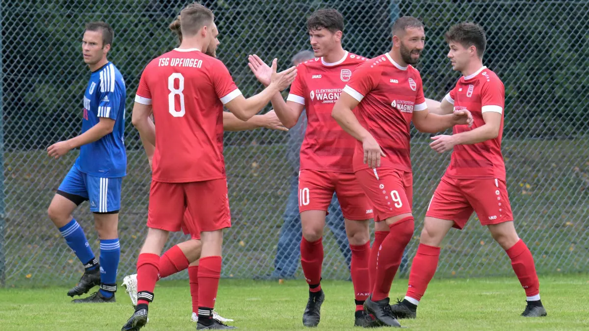 Fussball BL | SV Zainingen vs. TSG Upfingen: Fussball BL | SV Zainingen (blau) vs. TSG Upfingen (rot) // 2025-09-14 // Foto: Joachim Baur // Torjubel TSG beim 1:0 - FE #41 Michael Scheu (TSG Upfingen), li/verdeckt / #8 Benjamin Schaude (TSG Upfingen) / #10 Sven Endler (TSG Upfingen) / #9 Patrick Kuch (TSG Upfingen) / #11 Jona Tigges (TSG Upfingen), re / #5 Tobias Lange (SV Zainingen), li