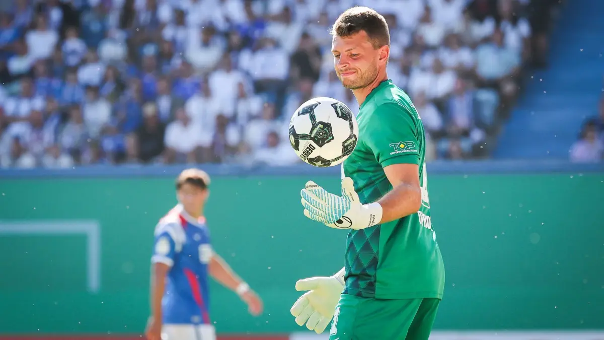 Benjamin Uphoff von Hansa Rostock: ARCHIV - 16.08.2025, Mecklenburg-Vorpommern, Rostock: Fußball: DFB-Pokal, Hansa Rostock - TSG 1899 Hoffenheim, 1. Runde, Ostseestadion, Torwart Benjamin Uphoff (F.C. Hansa Rostock) in Aktion. (zu dpa: «0:0 in Osnabrück: Rostock weiter harmlos») Foto: Christian Charisius/dpa +++ dpa-Bildfunk +++