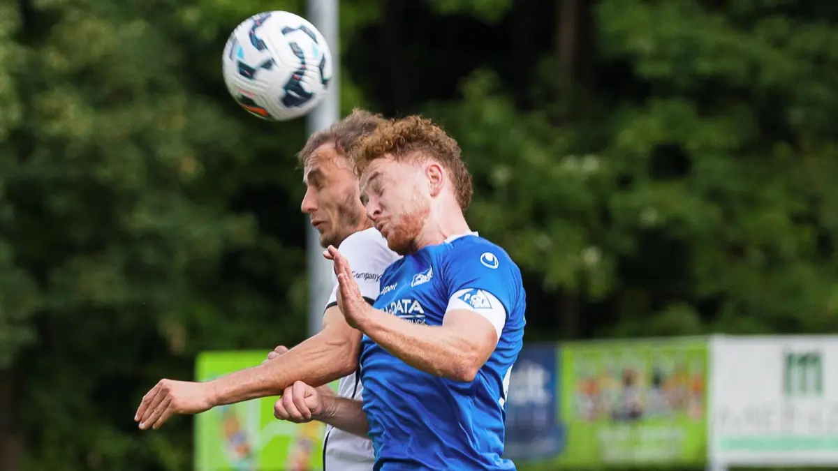 Fussball Landesliga: Fussball Landesliga; SC Geislingen - 1. FC Eislingen;
Lukas Ziegler (SC Geislingen, #5) und Thomas Arngold (1. FC Eislingen, #);
13.09.2025; Stadion Eybacher Tal; Geislingen.
Foto: Thomas Madel