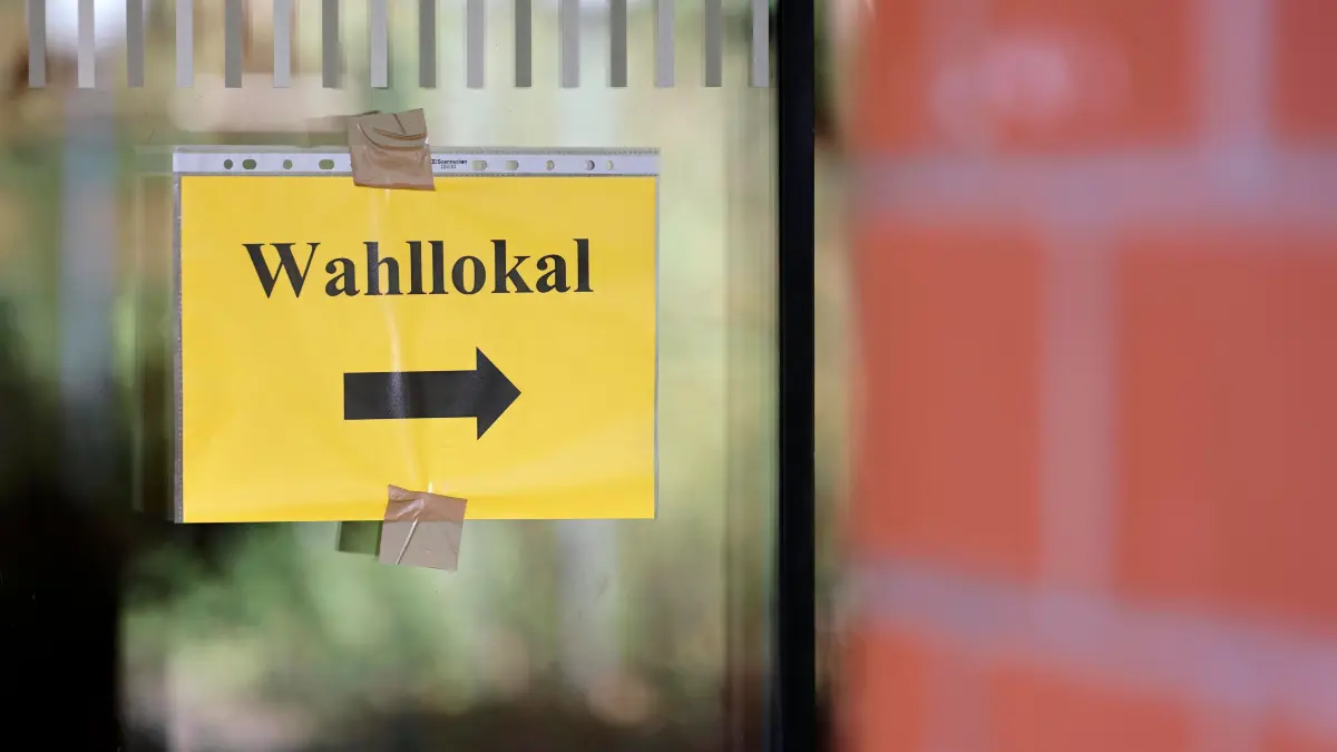 Kommunalwahlen in NRW: Ein Zettel weist den Weg zu einem Wahllokal in einem Altenheim. Laut letzter Umfragen wird damit gerechnet, dass die AfD bei den Kommunalwahlen in NRW deutlich zulegen wird. (Themenbild, Symbolbild) Frechen, 14.09.2025
