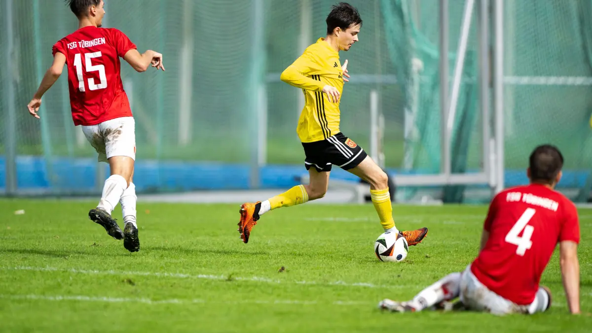 SV 03 Tuebingen vs. TSG Tuebingen II, Fussball, Bezirksliga Alb, 5. Spieltag, Saison 2025/2026, 14.09.2025,: auf dem Weg zum Assist: Mika Haensel (SV 03 Tuebingen, #31), verfolgt von Adriano Cotic (TSG Tuebingen II, #15),
SV 03 Tuebingen vs. TSG Tuebingen II, Fussball, Bezirksliga Alb, 5. Spieltag, Saison 2025/2026, 14.09.2025,
Eibner-Pressefoto/Andreas Ulmer