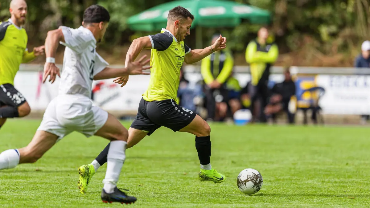Fußball Kreisliga B9: Fußball Kreisliga B9; TSV Obere Fils - FTSV Kuchen II;
Max Pradler (TSV Obere Fils, #9) verfolgt von Hewar Khalid Baker (FTSV Kuchen II, #7);
14.09.2025; Wiesensteig.
Foto: Thomas Madel