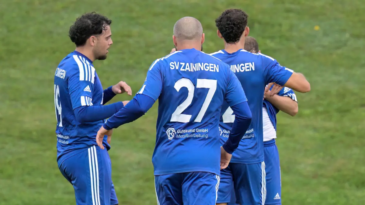Fussball BL | SV Zainingen vs. TSG Upfingen: Fussball BL | SV Zainingen (blau) vs. TSG Upfingen (rot) // 2025-09-14 // Foto: Joachim Baur // Torjubel Zainingen