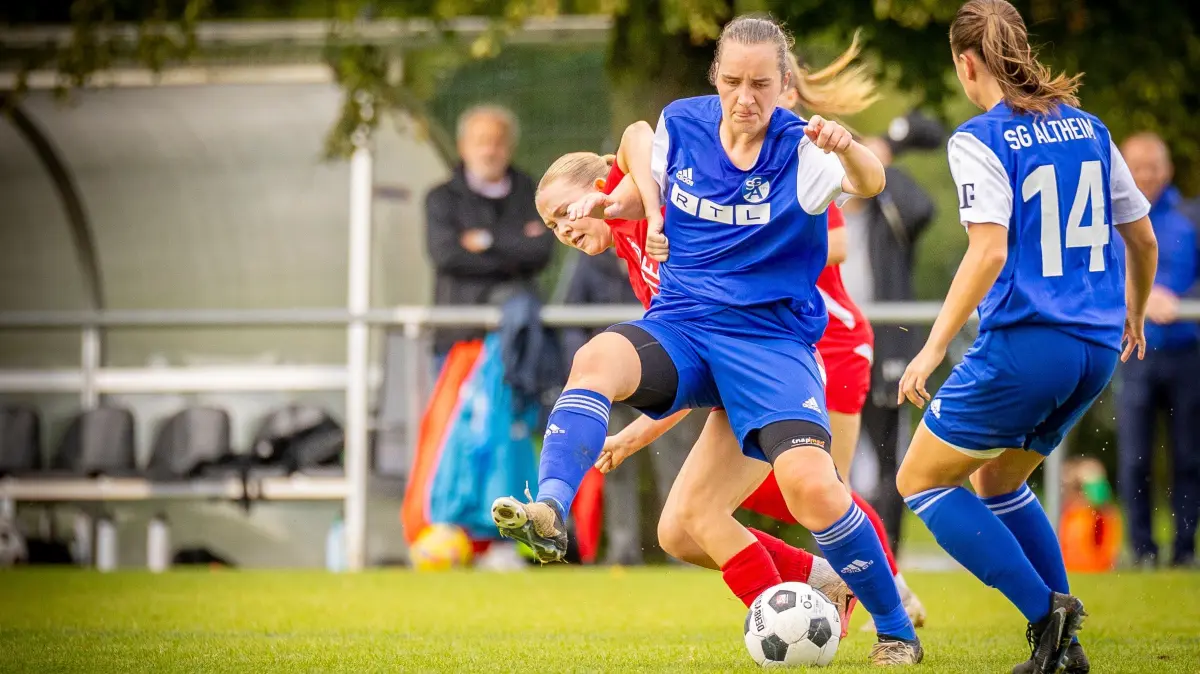 Fußball, Donau/Iller: Frauen Verbandsliga Auftakt SV Jungingen (rot) gegen SG Altheim (blau) - Nr 13 Blau Nr 8 Rot