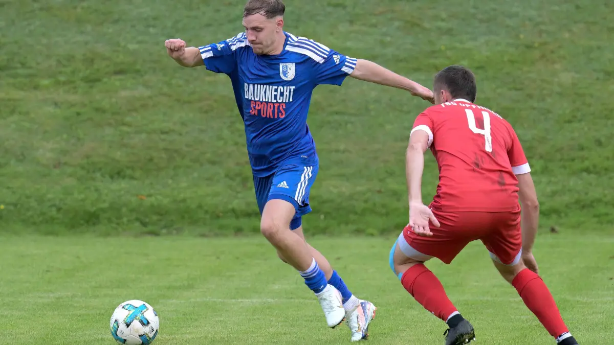 Fussball BL | SV Zainingen vs. TSG Upfingen: Fussball BL | SV Zainingen (blau) vs. TSG Upfingen (rot) // 2025-09-14 // Foto: Joachim Baur // #7 David Goetz (SV Zainingen) / #4 Tobias Fulde (TSG Upfingen)