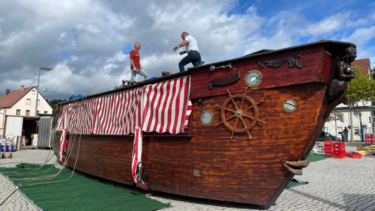 Die Hansekogge Trudel vom Hamburger Fischmarkt geht auf dem Rottenburger Eugen-Bolz-Platz vor Anker.