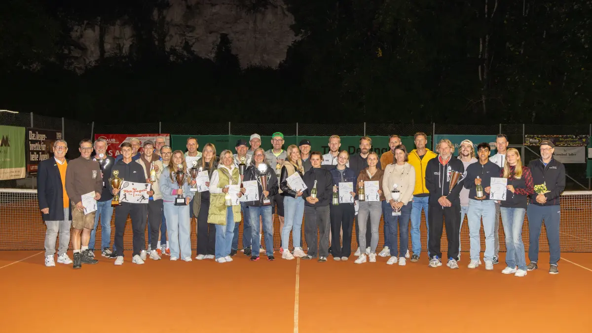 Unter Fluchtlicht wurde die Siegerehrung der erwachsenen Mannschaften in Dettingen vorgenommen. Auf dem Foto sind Meister und platzierte Teams zu sehen.