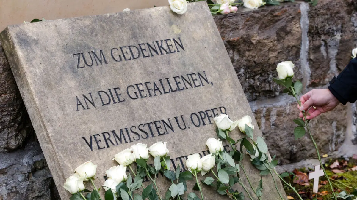 Der 17.11.2025 ist Volkstrauertag. Die Bedeutung und Infos zum stillen Feiertag im November findet ihr hier.