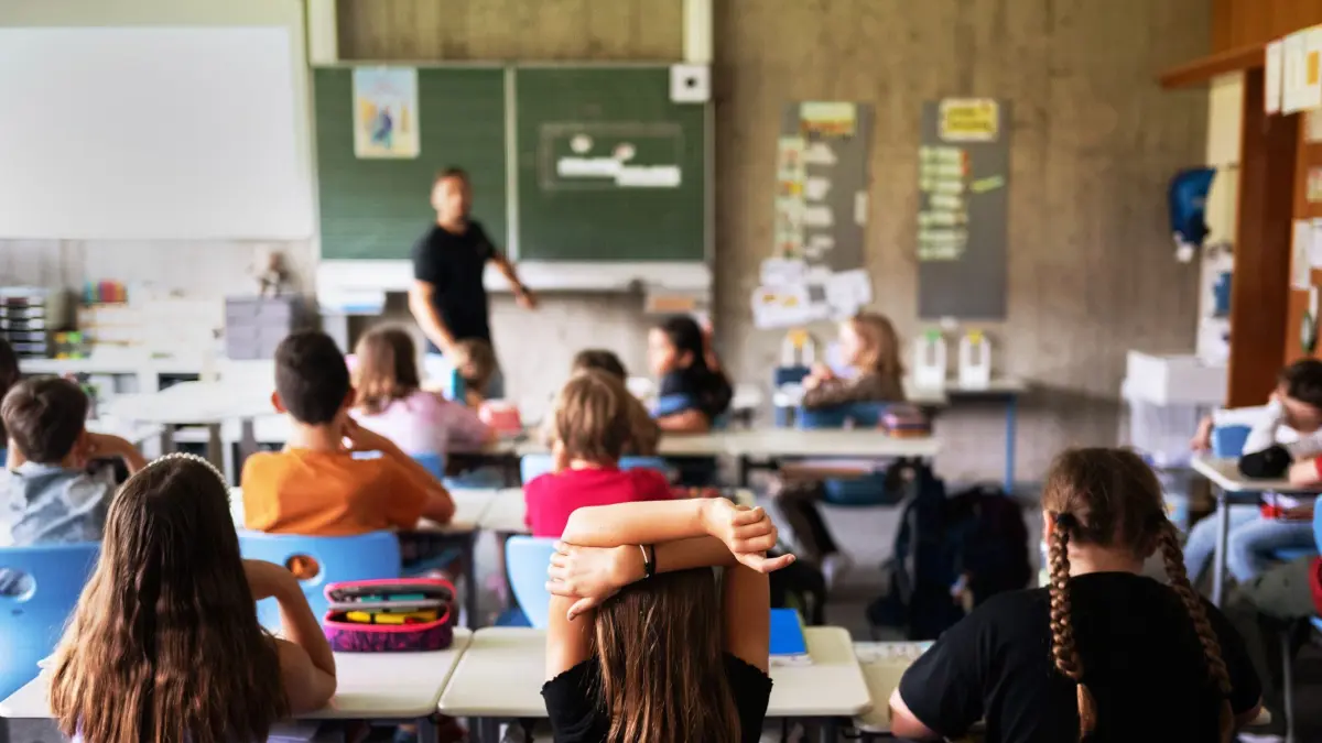 PRODUKTION - 27.06.2024, Baden-Württemberg, Neckartailfingen: Schülerinnen und Schüler einer vierten Klasse einer Grundschule nehmen am Unterricht teil. (zu dpa: «Ministerium: Hälfte der Viertklässler darf aufs Gymnasium») Foto: Marijan Murat/dpa +++ dpa-Bildfunk +++