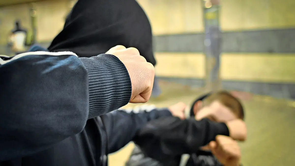 3000|2000|F|Symbolbild Jugendgewalt Jugendkriminalität Überfall Schlägerei gestellte Szene Faust Prügelei Gangster aufgenommen an der S-Bahn-Station Hauptbahnhof