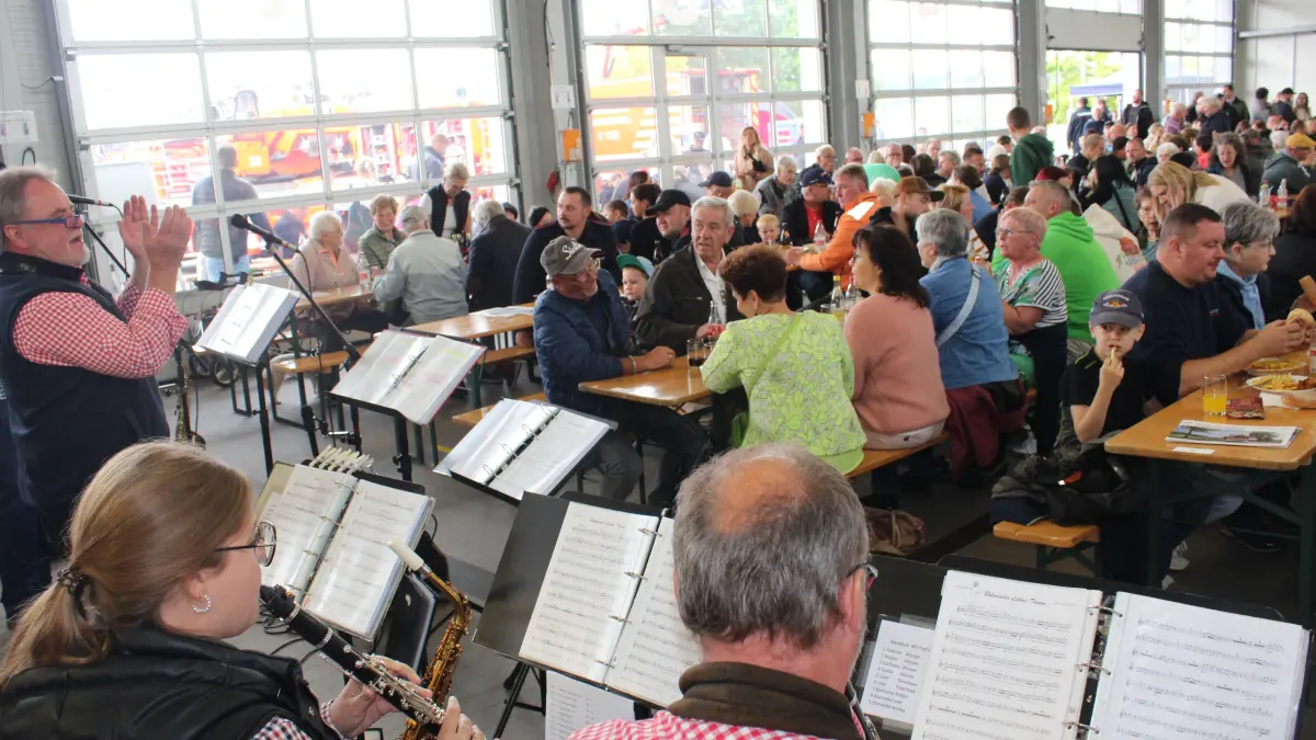 Zünftige Unterhaltung und ein Dach über dem Kopf: Das waren zwei wichtige Faktoren am Sonntag beim Feuerwehrfest in Lützenhardt.