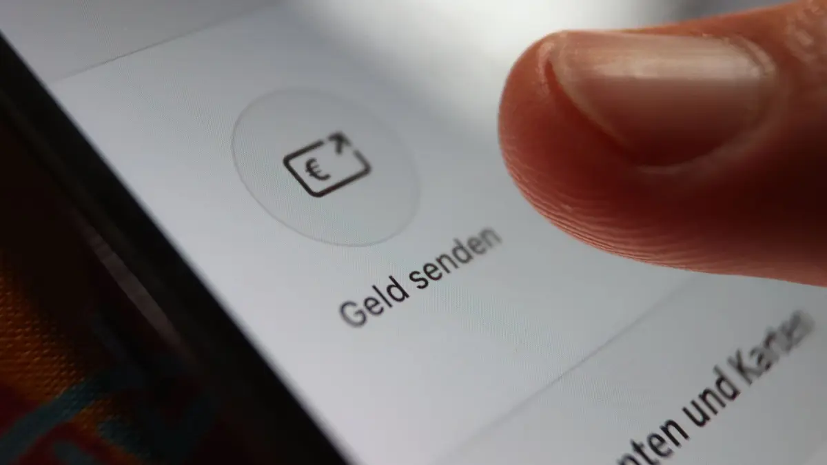 Bezahlsystem Wero: ARCHIV - 17.11.2022, Bayern, Kempten: In einer App der Sparkasse ist die Option «Geld senden» zu sehen. (zu dpa: «Sparkassen dringen auf Wero statt digitalen Euro») Foto: Karl-Josef Hildenbrand/dpa +++ dpa-Bildfunk +++