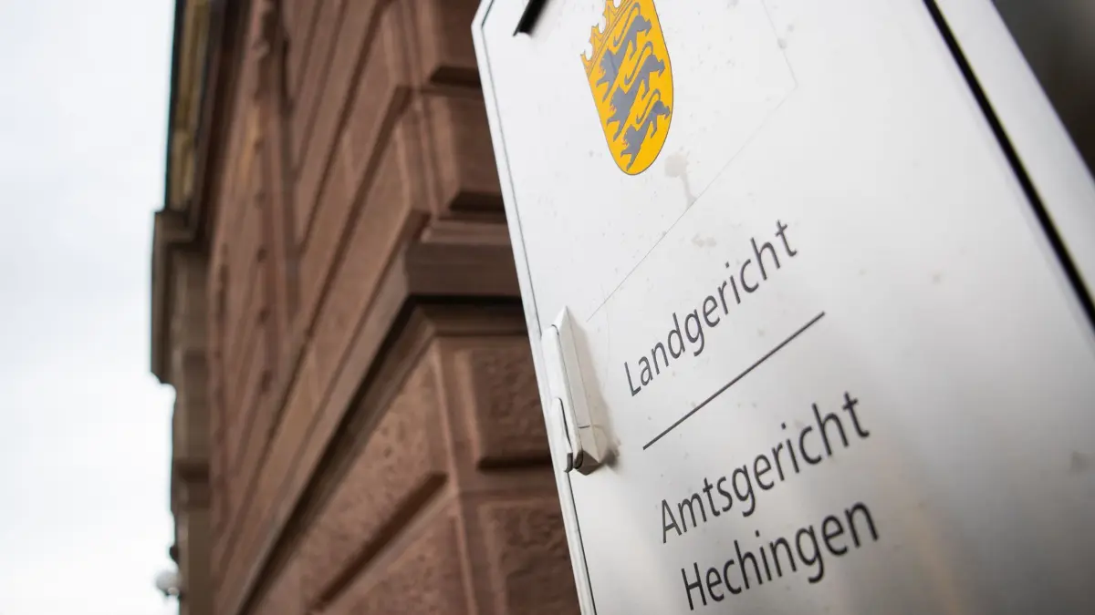 ARCHIV - 24.10.2019, Baden-Württemberg, Hechingen: Ein Schild mit der Aufschrift Landgericht und Amtsgericht hängt vor dem Landgericht in Hechingen. (zu dpa: «Prozess um totes Baby in Waschmaschine - Mutter vor Gericht») Foto: Tom Weller/dpa +++ dpa-Bildfunk +++