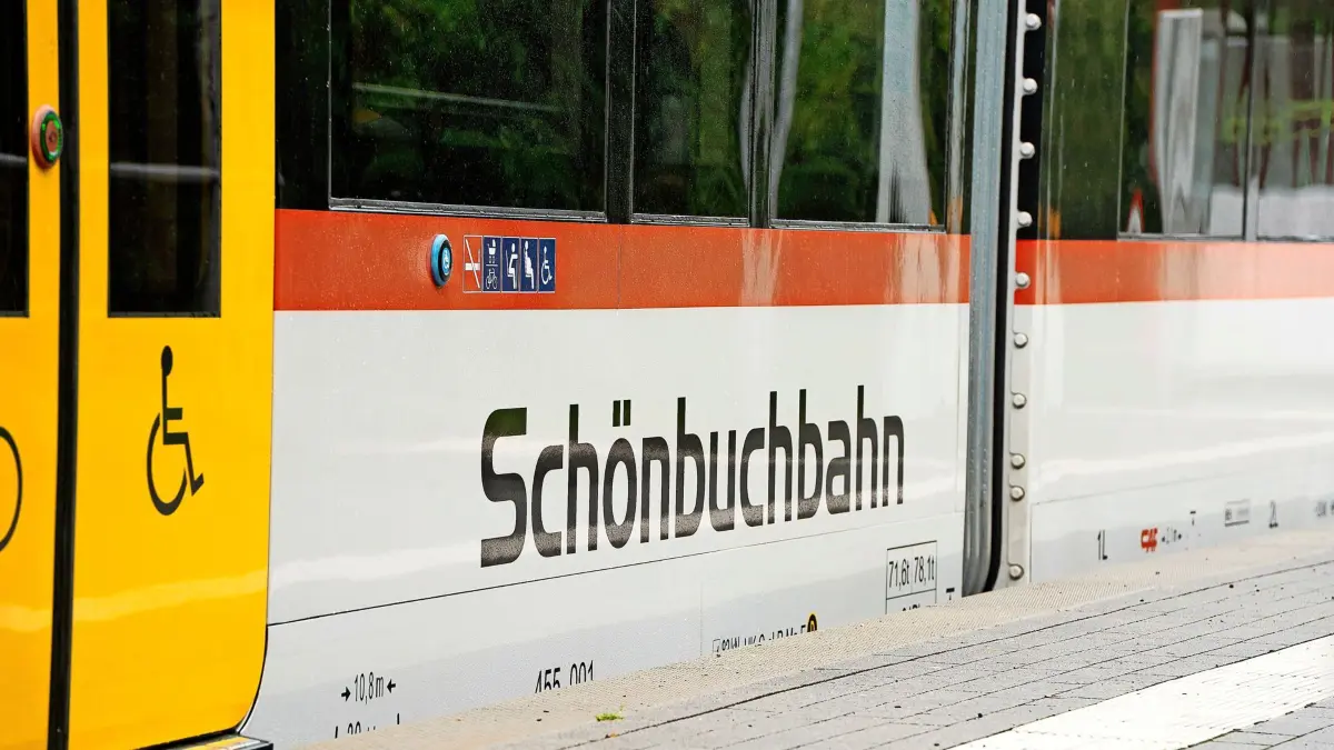 Eine Aufschrift "Schönbuchbahn" auf einer Schönbuchbahn,
Test des Viertelstunden-Takts mit der neuen Schönbuchbahn ab Holzgerlingen, 28.08.2025,
Foto: Eibner-Pressefoto/Edward Cheung