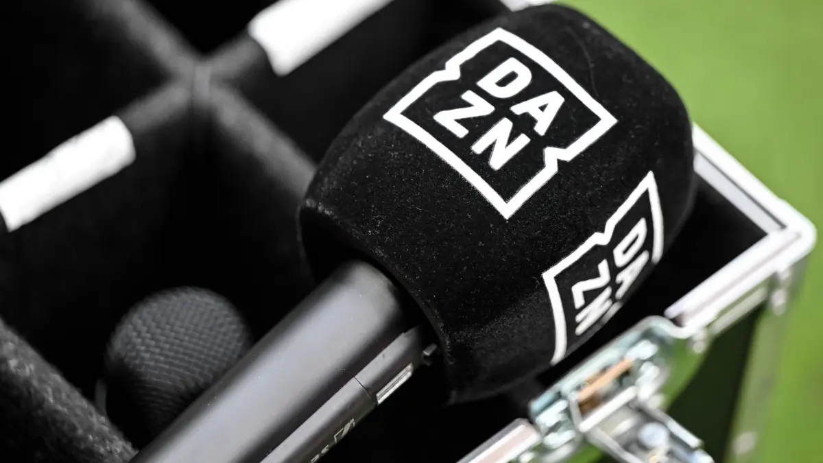 Ein Mikrofon mit dem Logo von DAZN: ARCHIV - Streitthema Streamingdienst: DAZN-Kunden könnten per Sammelklage Geld für unzulässige Preiserhöhungen zurückfordern. (zu dpa: «Streamingdienst DAZN: So machen Sie bei der Sammelklage mit») Foto: Harry Langer/dpa/dpa-tmn - Honorarfrei nur für Bezieher des dpa-Themendienstes +++ dpa-Themendienst +++