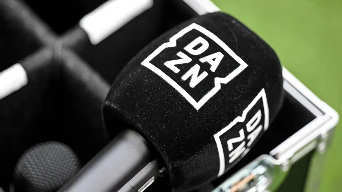 Ein Mikrofon mit dem Logo von DAZN: ARCHIV - Streitthema Streamingdienst: DAZN-Kunden könnten per Sammelklage Geld für unzulässige Preiserhöhungen zurückfordern. (zu dpa: «Streamingdienst DAZN: So machen Sie bei der Sammelklage mit») Foto: Harry Langer/dpa/dpa-tmn - Honorarfrei nur für Bezieher des dpa-Themendienstes +++ dpa-Themendienst +++