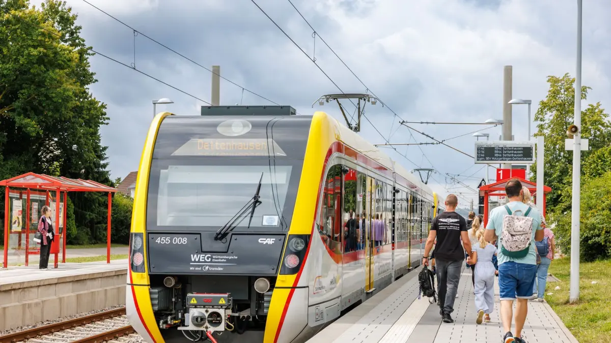 Böblingen, Einweihungswochenende für die neuen Nexio-Züge auf der Schönbuchbahn: Freifahrten am Sonntag. Landrat Bernhard fährt um 11.05 Uhr ab Böblingen mit und sucht das Gespräch. In Holzgerlingen-Hülben steigt eine Hocketse.