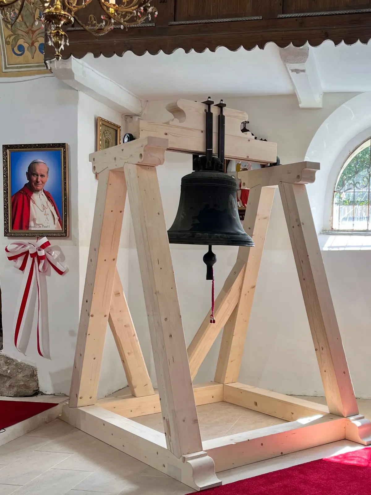 Die nach Seitendorf/Gniewoszów zurückgekehrte Glocke (bisher im Rottenburger Priesterseminar)