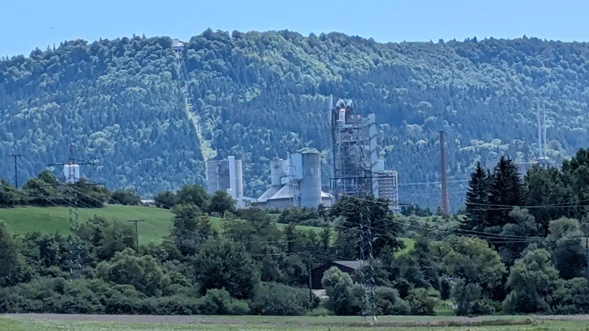 Das Zementwerk Holcim in Dotternhausen eingebettet in die Natur.