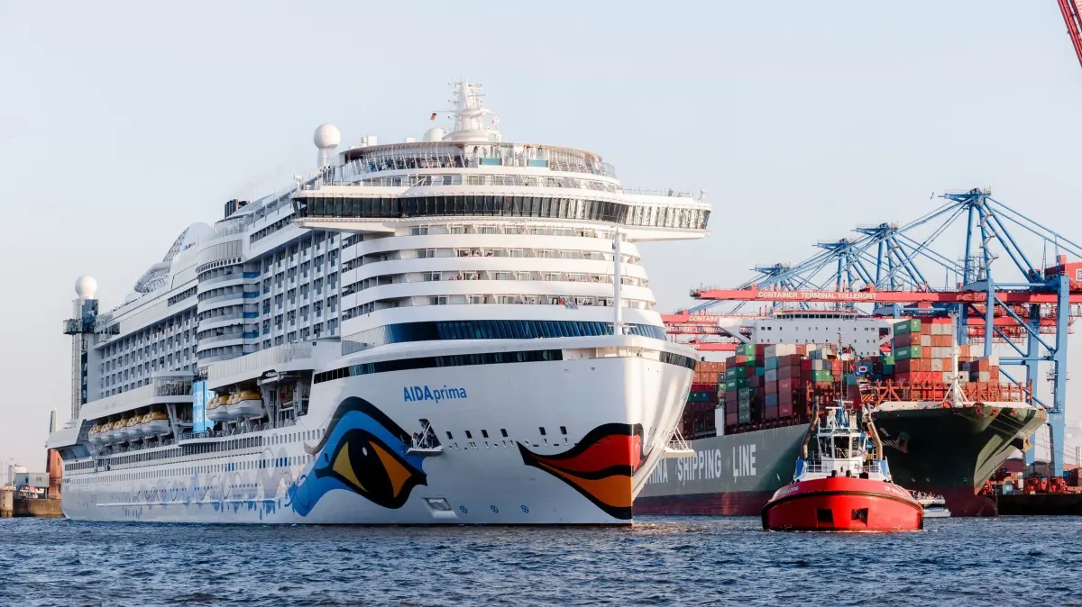 Kreuzfahrtschiff „Aida Prima“: ARCHIV - 06.05.2016, Hamburg: Das Kreuzfahrtschiff «Aida Prima» fährt in Hamburg in den Hafen. (zu dpa: «Kreuzfahrtschiff hängt wegen Unwetters in Hamburg fest») Foto: Markus Scholz/dpa +++ dpa-Bildfunk +++