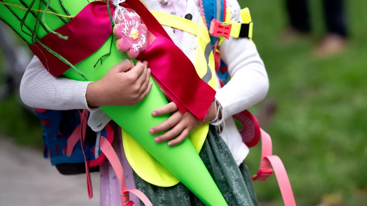 Erster Schultag nach den Sommerferien in Bayern: 16.09.2025, Bayern, München: Schulkinder stehen an ihrem ersten Schultag mit ihren Schultüten an der Grundschule an der Kirchenstraße. Foto: Sven Hoppe/dpa +++ dpa-Bildfunk +++