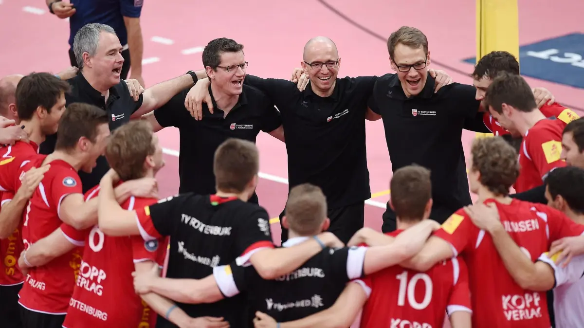 Volleyball 1. Bundesliga Saison 15/16: TV Rottenburg - VSG Coburg / Grub: Vorsicht: Dieses Foto ist möglicherweise nur für den einstigen Verlag Schwäbisches Tagblatt verwendbar. Volleyball 1. Bundesliga Saison 2015/2016
TV Rottenburg - VSG Coburg / Grub 05.03.2016
TEAMJUBEL TV Rottenburg; Co-Trainer Oliver Heiming, Co-Trainer Karsten Haug, Mannschaftsarzt Dr. Maik Schwitalle, Physiotherapeut Simon Presch (v.li.)
FOTO: Pressefoto ULMER/Daniel Ulmer
xxNOxMODELxRELEASExx