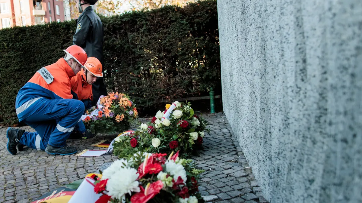 Ende November ist Totensonntag 2025 in Deutschland: Was bedeutet dieser stille Feiertag? Alle Infos im Überblick.