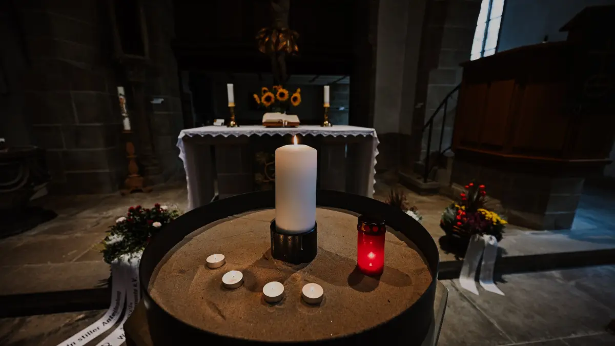 In den Rauhnächten wird traditionell geräuchert. Alle Termine, Rituale und Bräuche zu den Rauhnächten 2025 gibt es hier.