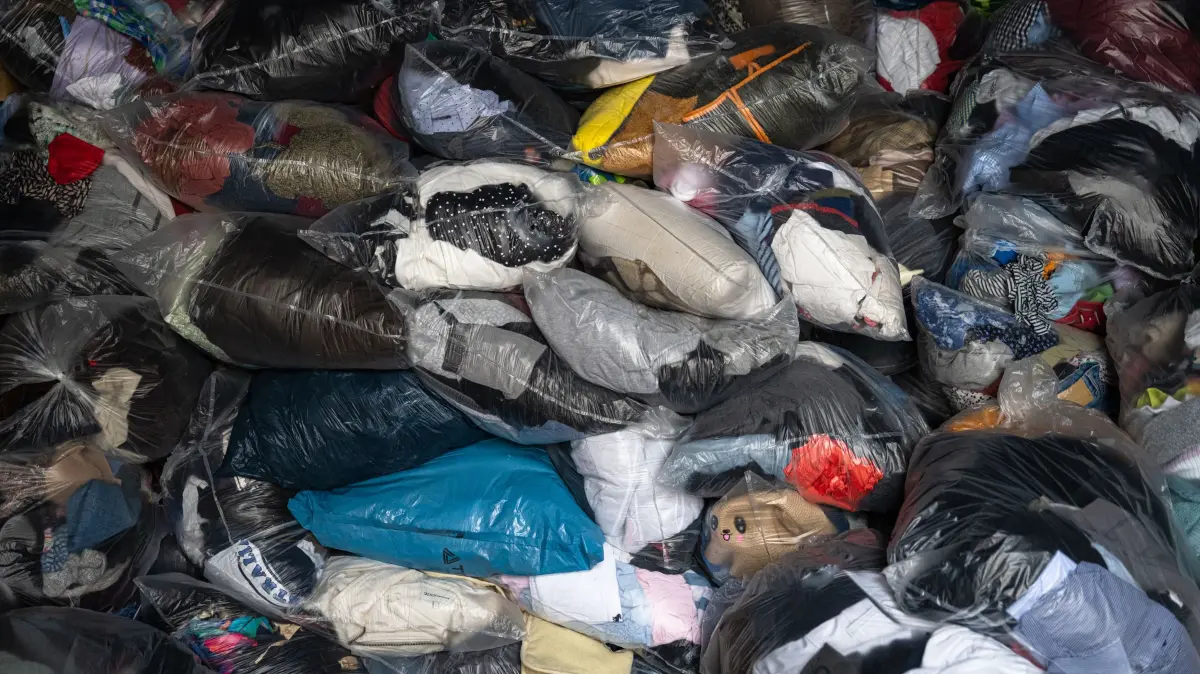DRK Altkleidersammlung, in diesen Container kommen aussortierte Altkleider, die in den Niederlanden nochmals sortiert werden auf Brauchbarkeit.